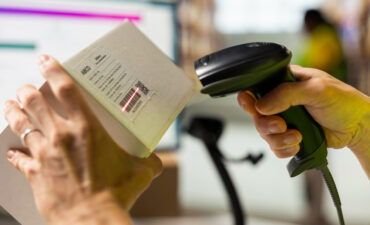 O que é rotulagem de produtos? Entenda o processo, a importância e como evitar erros que comprometem sua operação