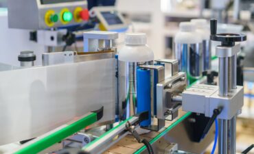 Rotulagem de frascos e embalagens: como padronizar sem perder eficiência operacional